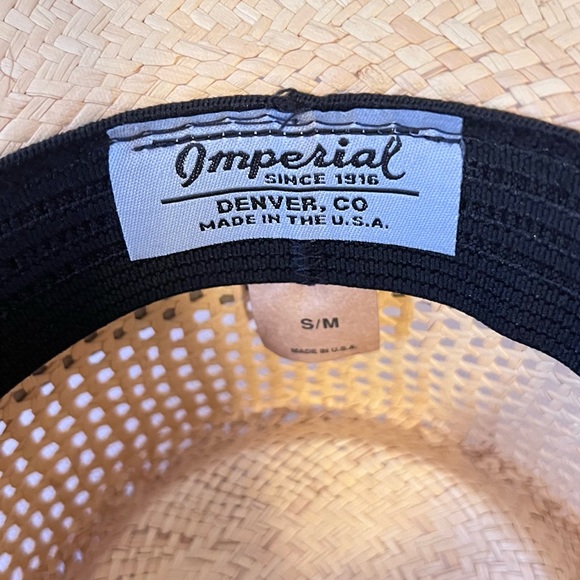 The iconic Bay Hills logo on the straw hat. Perfect for watching/playing golf. - Picture 3 of 3